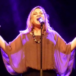 Tania Golden singt auf Bühne